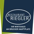 Das Logo für Restaurant Riegler, Ihr Gasthaus am Brucker Hauptplatz, auf blauem Hintergrund mit weißen Text.