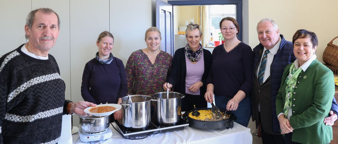 Bild enthält, Meal, Adult, Female, Person, Woman, Cafeteria, Male, Man, People, Buffet