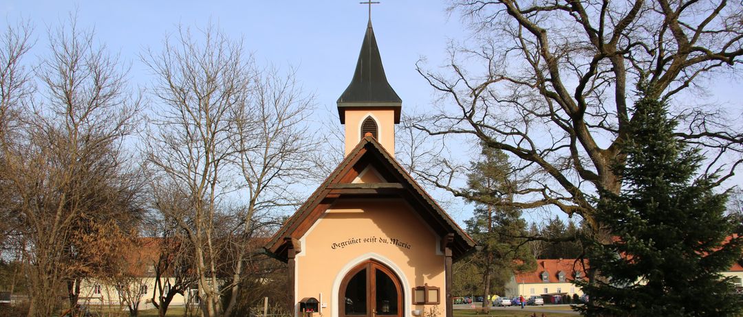 Bild enthält, Spire, Tower, Fir, Tree, Arch, Gothic Arch, Cross, Clock Tower, Grass, Car