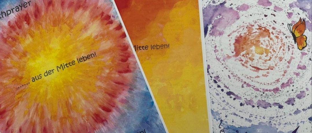 Drei Aquarellkarten mit leuchtenden Designs. Die erste hat ein Sonnenmuster und Text. Die zweite hat einen großen roten Bereich mit Text. Die dritte hat ein Wirbelmuster und Text.