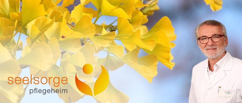 Ein Mann mit Brille und weißem Laborkittel steht vor gelben Ginkgoblättern. Der Text lautet Vortrag von Prim. Dr. Erwin Pilgram.