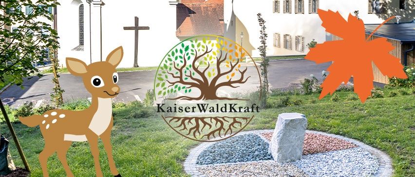 Ein Reh steht in einem Grasbereich mit einem Kreuz und einem Baumlogo im Hintergrund.
