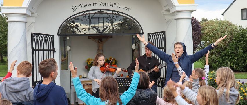 Bild enthält, Adult, Female, Person, Woman, People, Child, Girl, Face, Head, Shoe