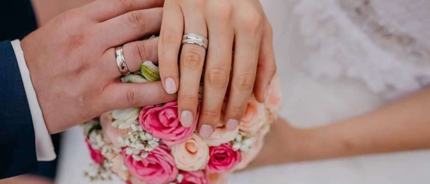 Bild enthält, Hand, Finger, Flower, Rose, Accessories, Jewelry, Ring, Nail, Wedding Gown, Flower Bouquet