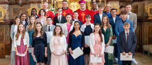 Bild enthält, Groupshot, Person, Adult, Female, Woman, Girl, Teen, Child, Suit, Bride