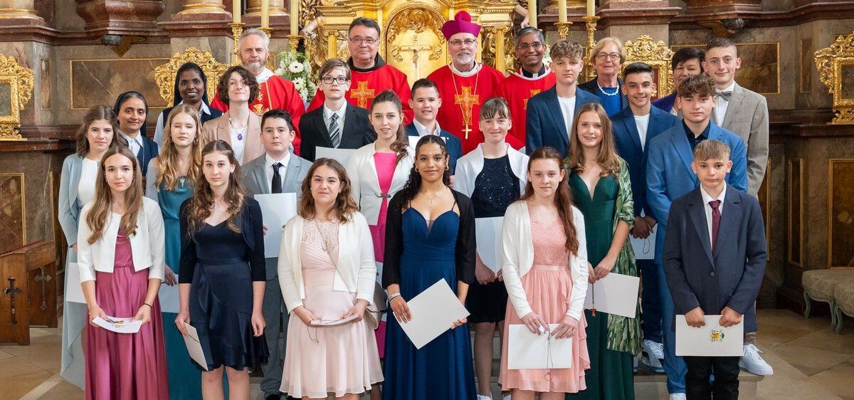 Bild enthält, Groupshot, Person, Adult, Female, Woman, Girl, Teen, Child, Suit, Bride