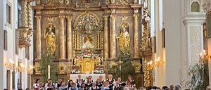 Bild enthält, Architecture, Building, Indoors, Altar, Church, Prayer, Person, Chapel, Head