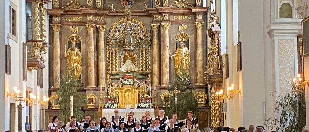 Bild enthält, Architecture, Building, Indoors, Altar, Church, Prayer, Person, Chapel, Head