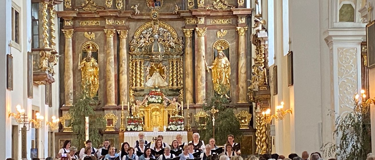 Bild enthält, Architecture, Building, Indoors, Altar, Church, Prayer, Person, Chapel, Head