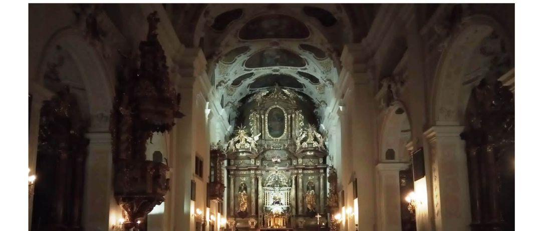 Plakat für Roratemessen in der Basilika Frauenkirchen, Advent 2025. Termine und Zeiten aufgeführt. Altar sichtbar.