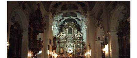 Plakat für Roratemessen in der Basilika Frauenkirchen, Advent 2025. Termine und Zeiten aufgeführt. Altar sichtbar.