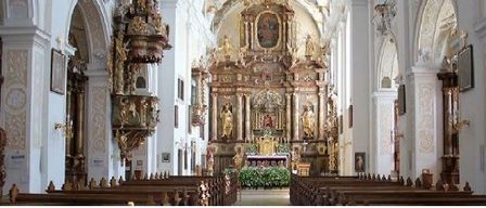 Eine Werbung für die Basilika Frauenkirchen zeigt ein Bild des Kircheninneren und teilt mit, dass Kreuzweg in der Fastenzeit jeden Sonntag um 14:00 Uhr in der Basilika Frauenkirchen stattfindet.