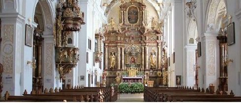 Eine Werbung für die Basilika Frauenkirchen zeigt ein Bild des Kircheninneren und teilt mit, dass Kreuzweg in der Fastenzeit jeden Sonntag um 14:00 Uhr in der Basilika Frauenkirchen stattfindet.