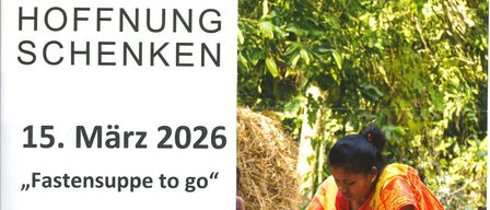 Ein Plakat im Freien mit rotem Text. Eine Frau schreibt mit einem Stift auf Papier. Hinter ihr sitzen zwei andere Frauen auf einer Bank. Dahinter befindet sich ein Heuhaufen. Das Datum ist 15. März 2026.