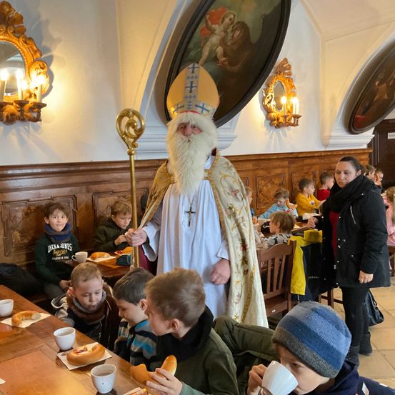 Bild enthält, Boy, Child, Male, Person, Adult, Bride, Female, Woman, People, Coat