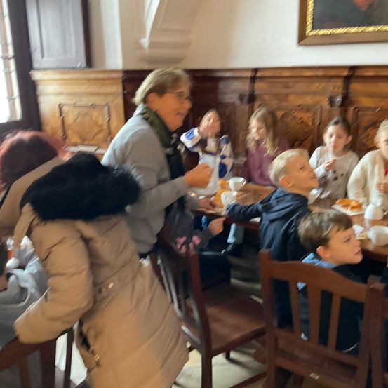 Bild enthält, Dining Room, Dining Table, Table, Restaurant, Adult, Female, Person, Woman, Cafeteria, Meal