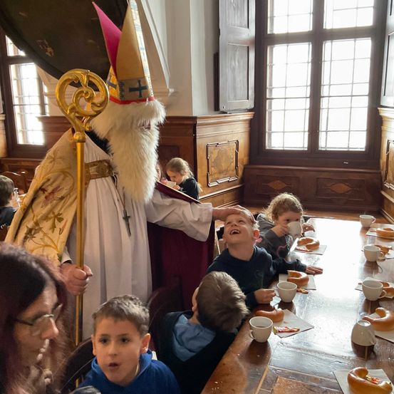 Bild enthält, Adult, Female, Person, Woman, People, Festival, Boy, Child, Male, Christmas