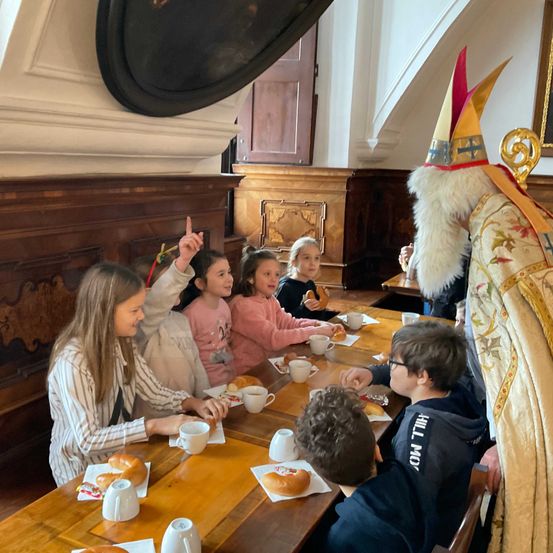 Bild enthält, People, Person, Boy, Child, Male, Female, Girl, Coffee Cup