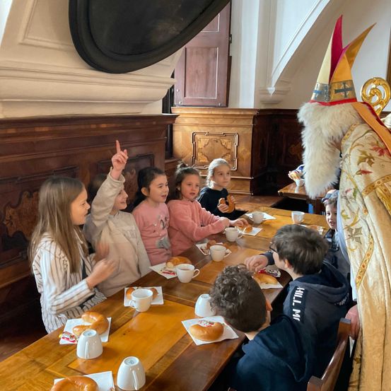 Bild enthält, People, Person, Boy, Child, Male, Female, Girl, Coffee Cup, Bread, Bride