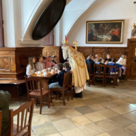 Bild enthält, Dining Room, Dining Table, Indoors, Restaurant, Wood, Floor, Flooring, Boy, Child, Person