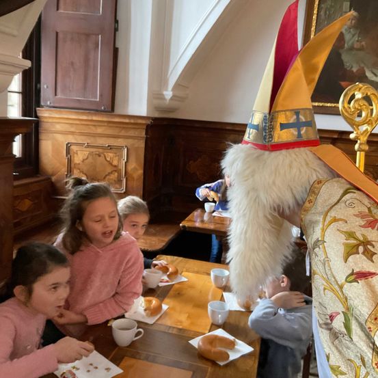 Bild enthält, Child, Female, Girl, Person, Wood, Adult, Male, Man, Boy, Dining Table