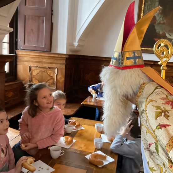 Bild enthält, Child, Female, Girl, Person, Adult, Woman, Male, Man, Cup, People