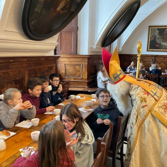Bild enthält, Dining Room, Child, Female, Girl, Person, Adult, Woman, Boy, Male, Glasses