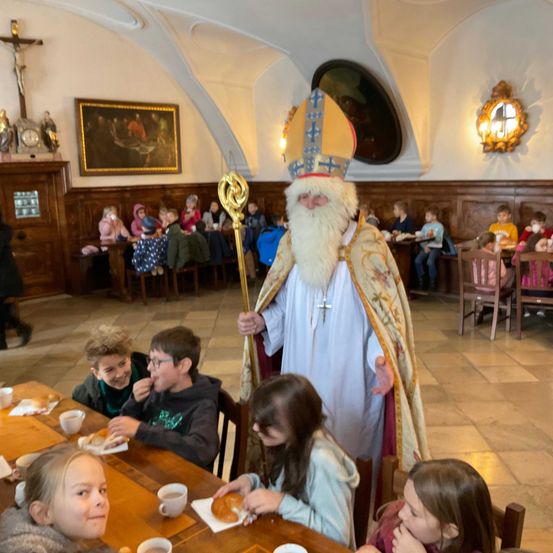 Bild enthält, Person, Child, Female, Girl, Boy, Male, Cup, Baby, Bread, Indoors