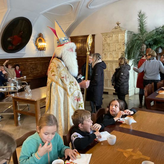 Bild enthält, Boy, Child, Male, Person, Female, Girl, Adult, Man, Cup, Coffee Cup