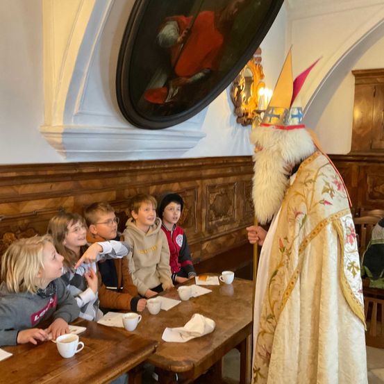 Bild enthält, Person, Boy, Child, Male, Cup, Glasses, Coffee Cup, Adult, Bride, Woman