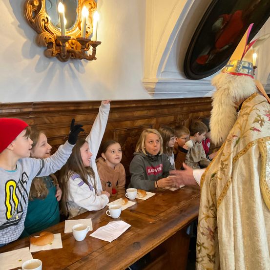 Bild enthält, Glove, People, Person, Boy, Child, Male, Adult, Bride, Female, Woman