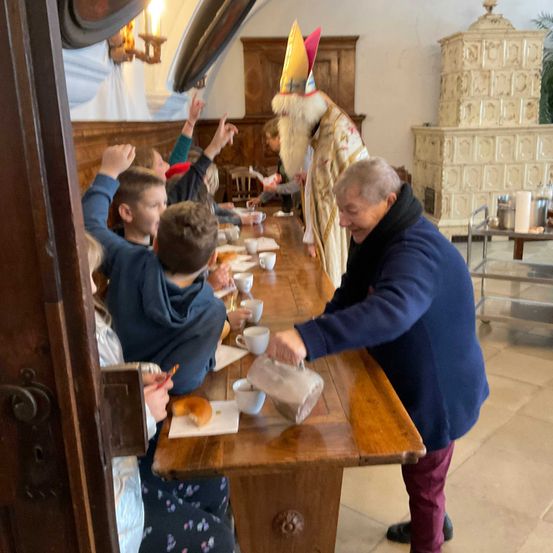 Bild enthält, Dining Table, Dining Room, Wood, Adult, Female, Person, Woman, People, Male, Man