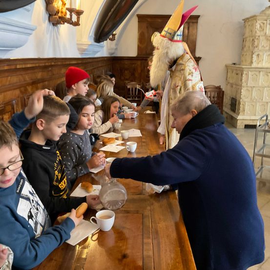 Bild enthält, Dining Room, Dining Table, Adult, Male, Man, Person, Wood, Boy, Child, Bread