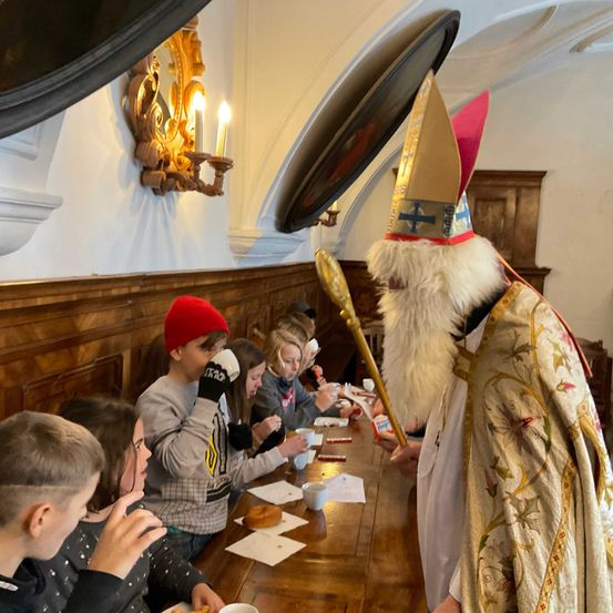Bild enthält, Boy, Child, Male, Person, Glove, Adult, Female, Woman, Girl, Festival