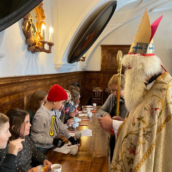 Bild enthält, Adult, Female, Person, Woman, Boy, Child, Male, Cup, Glasses, Glove