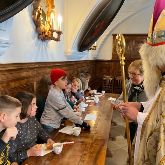 Bild enthält, Person, Boy, Male, Teen, Glasses, Adult, Man, Cup, Priest, Coffee Cup