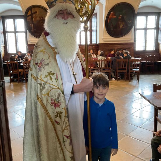 Bild enthält, Adult, Bride, Female, Person, Woman, Boy, Child, Male, Festival, Christmas