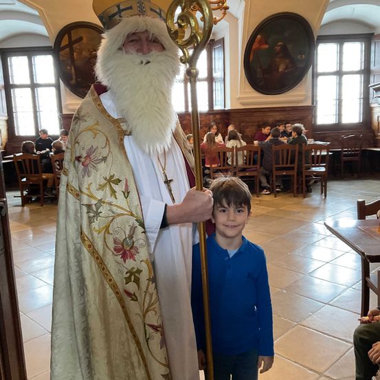 Bild enthält, Adult, Bride, Female, Person, Woman, Floor, Boy, Child, Male, Face