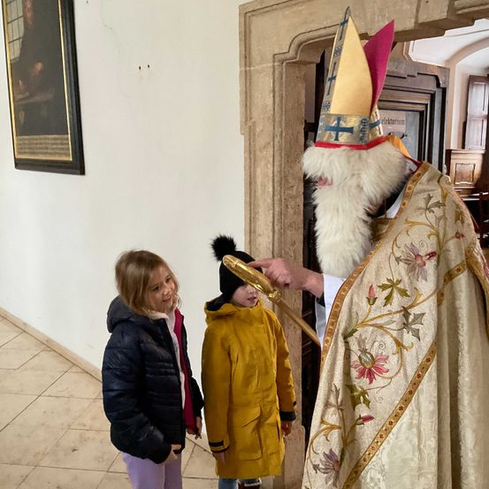 Bild enthält, Coat, Child, Female, Girl, Person, Adult, Bride, Woman, Festival, Christmas