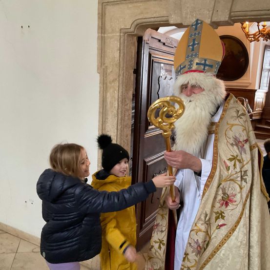 Bild enthält, Person, Adult, Bride, Female, Woman, Jacket, Festival, Face, Christmas