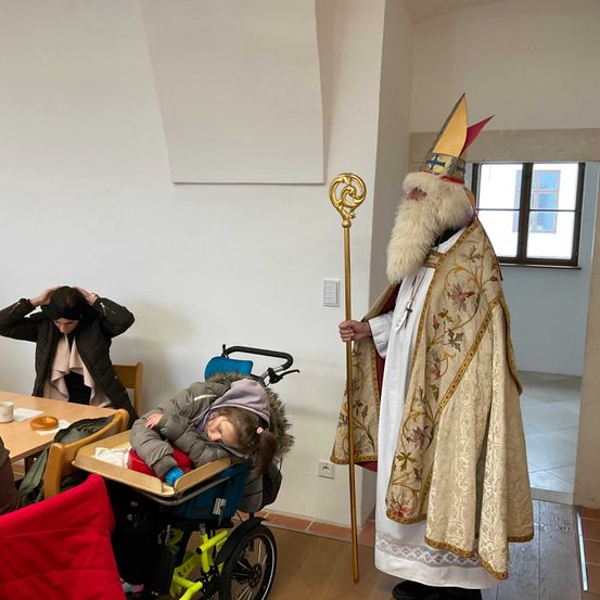 Bild enthält, Adult, Male, Man, Person, Clothing, Coat, Priest