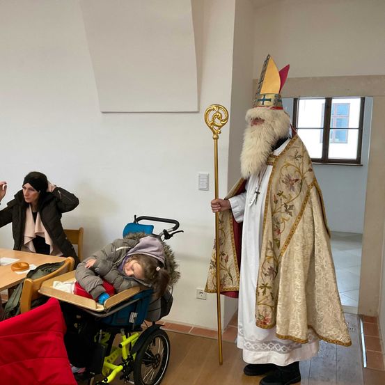 Bild enthält, Adult, Male, Man, Person, Spear, Festival, Bride, Female, Woman, Christmas