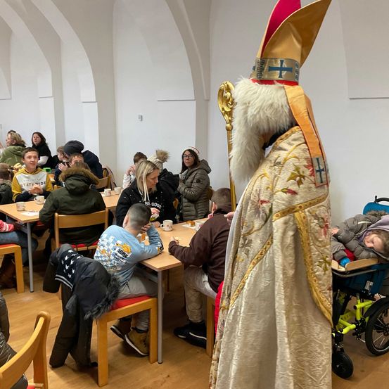 Bild enthält, Adult, Female, Person, Woman, Cup, Male, Man, Child, Girl, Boy