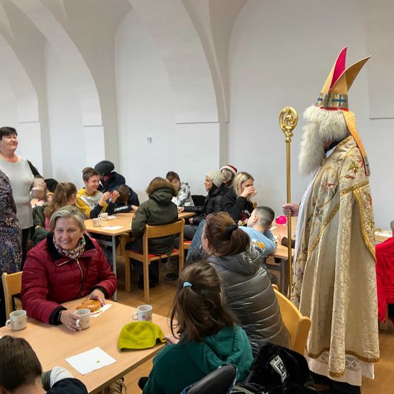 Bild enthält, Person, Student, Adult, Female, Woman, Child, Girl, Bride, People, Boy