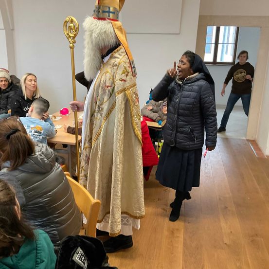 Bild enthält, Child, Female, Girl, Person, Adult, Woman, Hoodie, Indoors