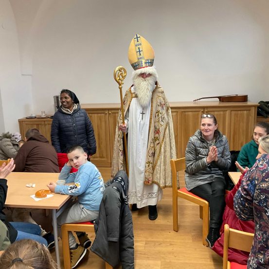 Bild enthält, Adult, Female, Person, Woman, Male, Man, Shoe, Child, Girl, Chair