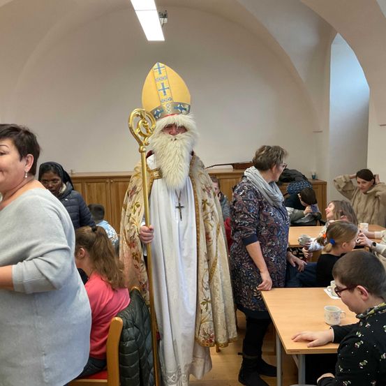 Bild enthält, Adult, Female, Person, Woman, Cup, Glasses, Child, Girl, Boy, Male