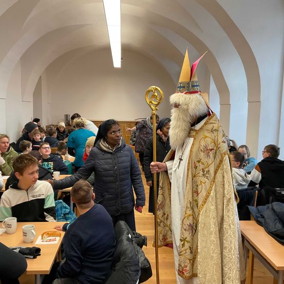 Bild enthält, Adult, Female, Person, Woman, Cup, Boy, Child, Male, Man, Glasses