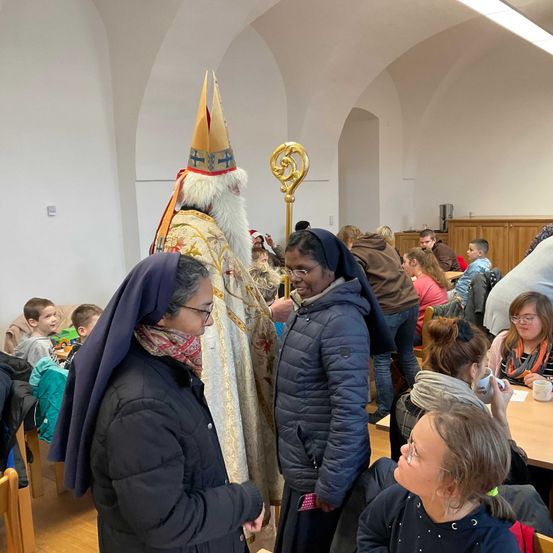 Bild enthält, Prayer, Person, Cup, Adult, Female, Woman, Glasses, Male, Man, Bride