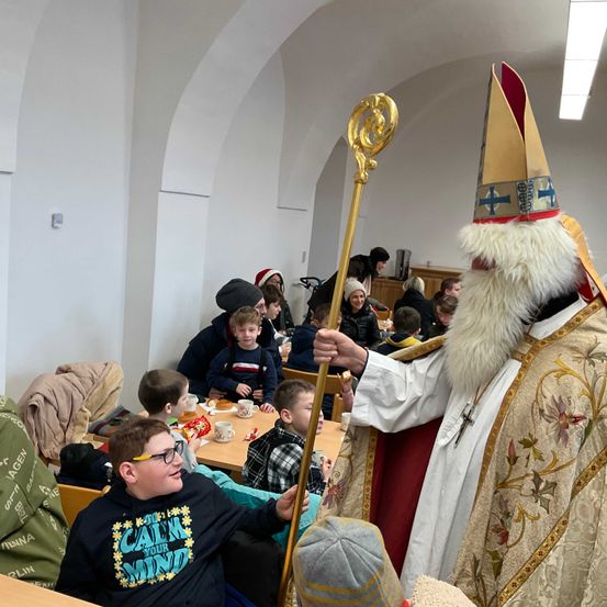 Bild enthält, Adult, Female, Person, Woman, Boy, Child, Male, Teen, Priest, Cup